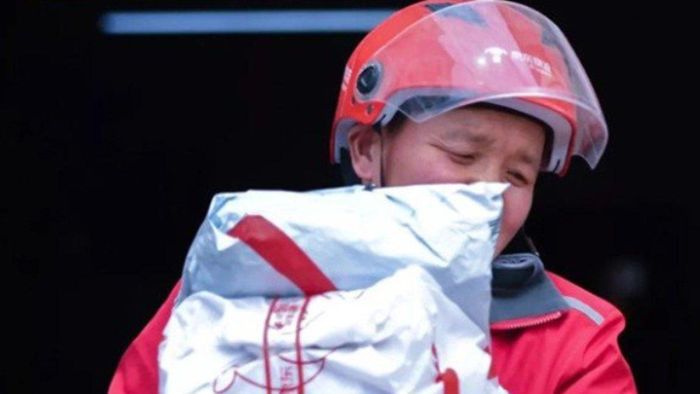 Kurir paket yang ternyata kaya raya