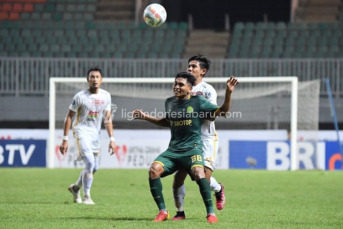 Situasi duel pemain Persikabo 1973 dan Persija Jakarta pada pekan kedua Liga 1 2023/2024.