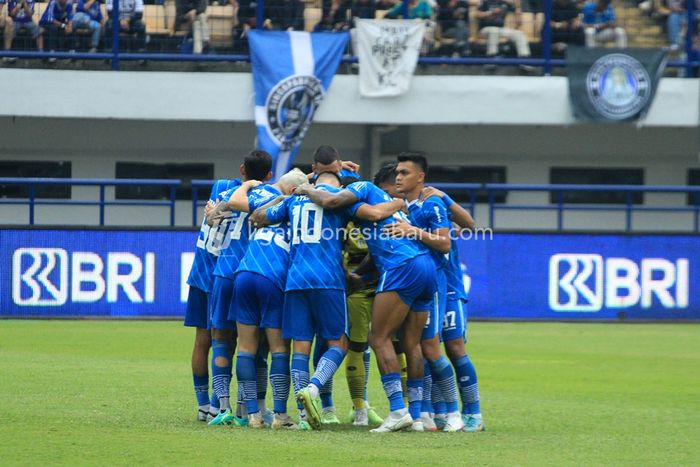 Skuad Persib Bandung saat tampil pada laga kandang pertamanya di Liga 1 2023/2024 di Stadion Gelora Bandung Lautan Api (GBLA), Bandung.