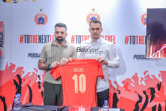 Pemain baru Persija Jakarta, Maciej Gajos (kanan), sedang berfoto bersama dengan sang agen bernama Feras Ali (kiri) di Persija Store, Kuningan, Jakarta, Jumat (14/7/2023).