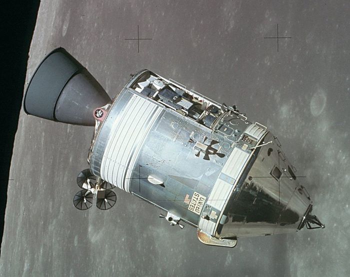 Modul Servis Apollo 15 dilihat dari Modul Lunar Apollo.