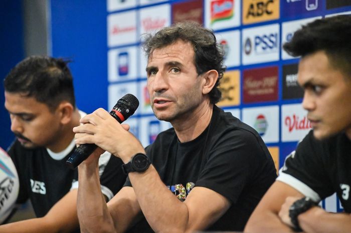 Pelatih Persib Bandung, Luis Milla, memberikan komentar saat konferensi pers jelang lawan Dewa United pada pekan ketiga Liga 1 2023/2024.