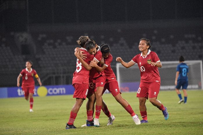 Pemain timnas U-19 wanita Indonesia merayakan gol Claudia Alexandra Scheunemann saat lawan Thailand di semifinal Piala AFF U-19 Wanita 2023.