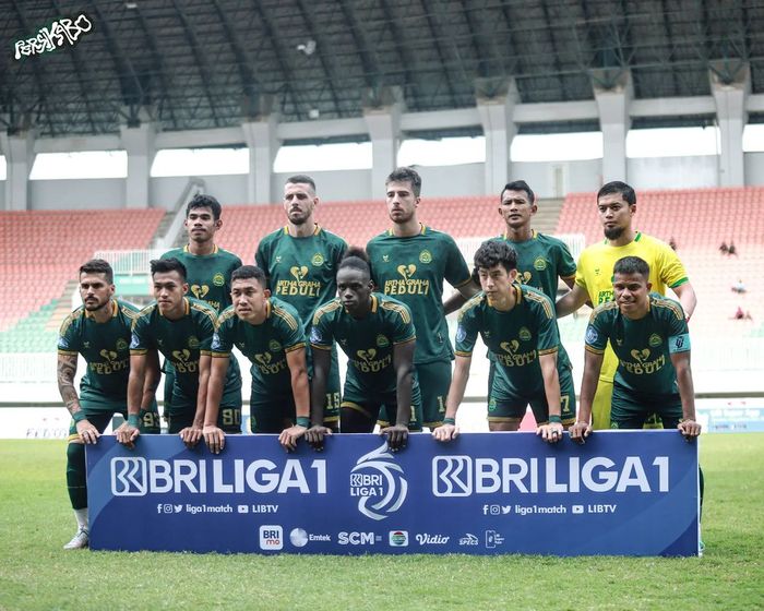 Persikabo 1973 terlihat memiliki sponsor baru pada laga melawan PSM Makassar di Stadion Pakansari, Cibinong, Jumat (14/7/2023).