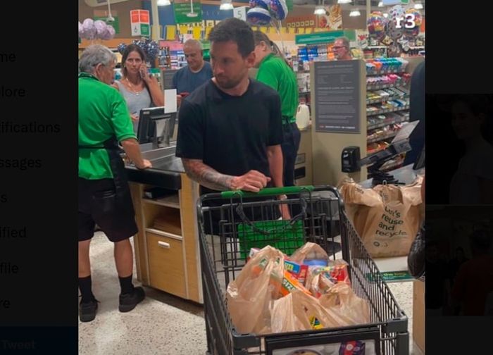 Lionel Messi belanja di supermarket Publix di Miami jelang peresmian kepindahannya ke Inter Miami, Jumat (14/7/2023).