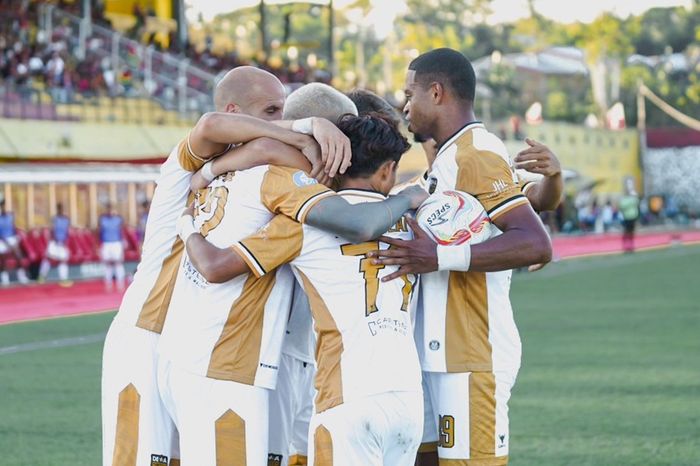 Skuad Dewa United merayakan gol ke gawang PSM Makassar di Liga 1 2023/2024.