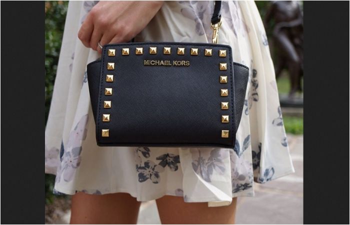 Contoh tas beraksen studs
