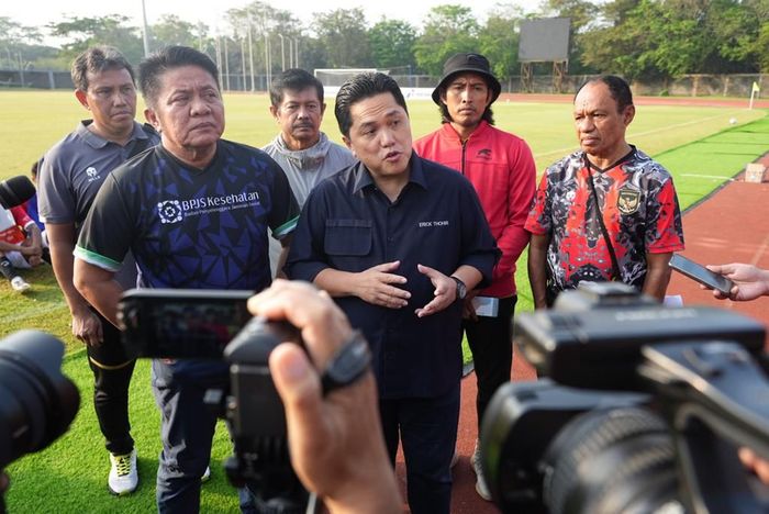 Ketua Umum PSSI, Erick Thohir, saat meninjau langsung seleksi pemain timnas U-17 Indonesia di Palembang, Jumat (14/7/2023).