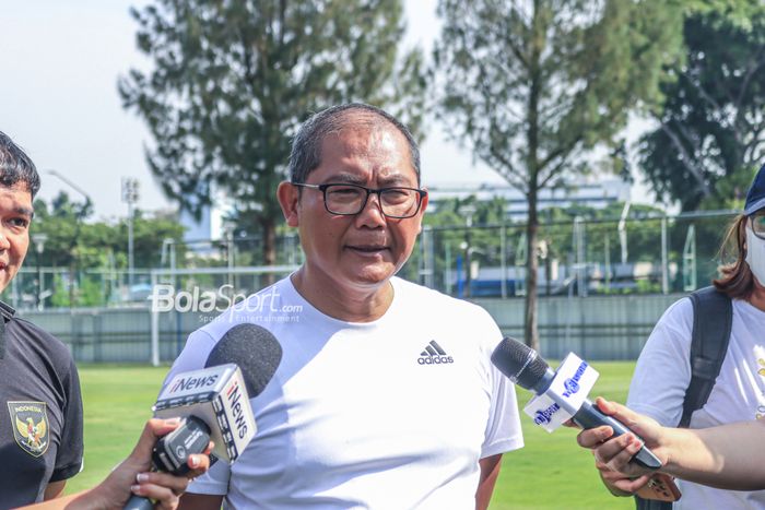 Kepala BTN (Badan Tim Nasional), Sumardji, sedang memberikan keterangan kepada awak media di Lapangan A, Senayan, Jakarta, Sabtu (15/7/2023).