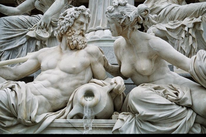 Zeus menikahi kakak perempuannya Hera.