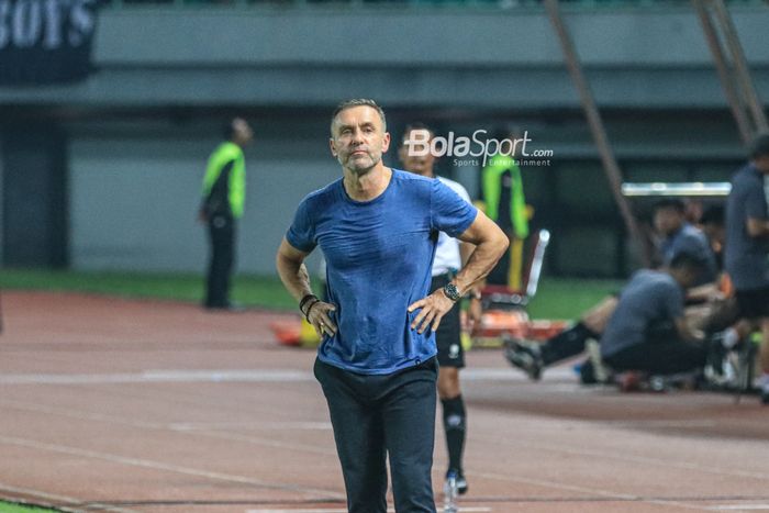 Pelatih Persija Jakarta, Thomas Doll, sedang memantau para pemainnya saat bertanding dalam laga pekan ketiga Liga 1 2023 di Stadion Patriot Candrabhaga, Bekasi, Jawa Barat, Minggu (16/7/2023) malam.