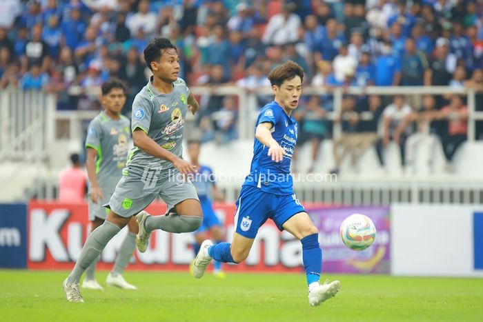 Aksi Taisei Marukawa pada laga PSIS Semarang melawan Persebaya Surabaya di Stadion Jatidiri, Semarang, Minggu (16/7/2023).