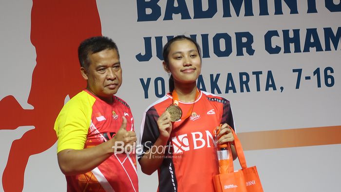 Pelatih tunggal putri pratama Indonesia, Asep Suharno, bersama anak asuhnya, Mutiara Ayu Puspitasari, menunjukkan medali emas setelah final Kejuaraan Asia Junior 2023 di GOR Amongrogo, Yogyakarta, 16 Juli 2023.