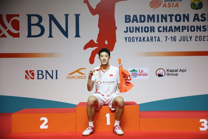 Pebulu tangkis tunggal putra China, Hu Zhe An, di podium juara Kejuaraan Asia Junior 2023 di GOR Among Rogo, Yogyakarta, Minggu (16/7/2023).