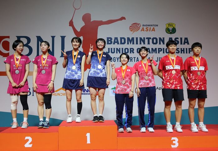 Potret podium ganda  putri Kejuaraan Asia Junior 2023 setelah pertandingan final di GOR Amongrogo, Yogyakarta, 16 Juli 2023.