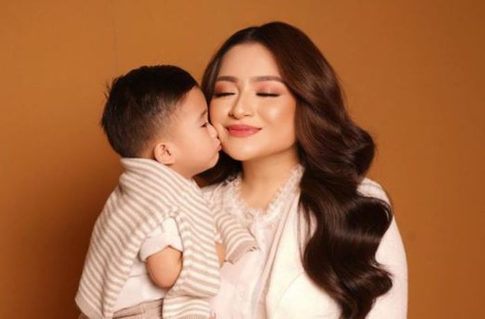 Adzam dan Nathalie Holscher