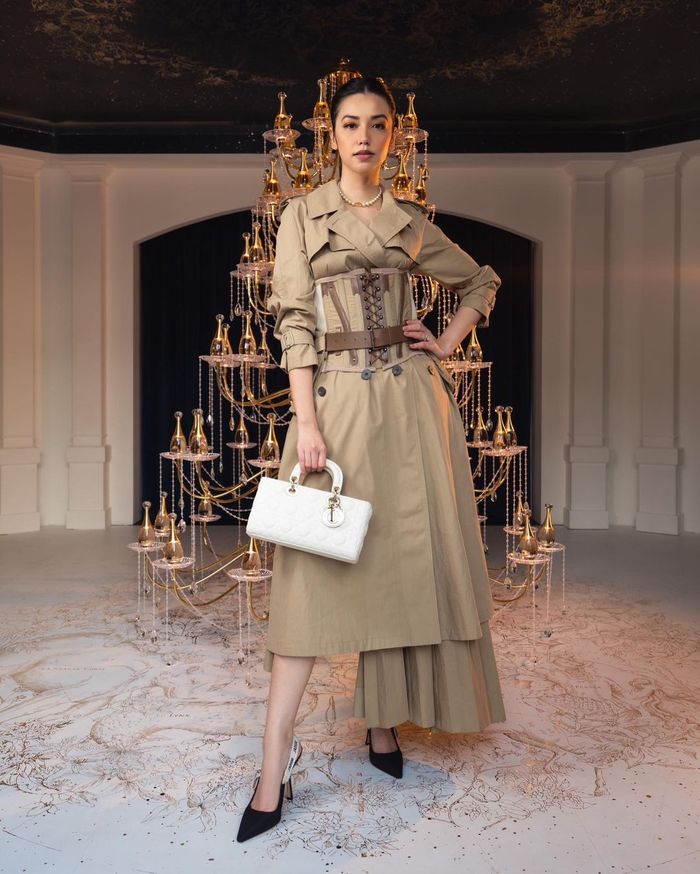 Velove Vexia dalam balutan busana dan aksesori Dior.