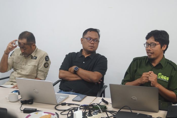 Yaya Ihya Ulumuddin dari Pusat Riset Oseanografi BRIN turut berdiskusi di acara Diskusi Kelompok Terpumpun Sisir Pesisir di Gedung Grid Network, Jakarta.