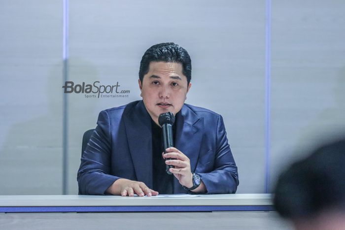 Ketua Umum PSSI, Erick Thohir, sedang memberikan keterangan kepada awak media di Menara Danareksa, Gambir, Jakarta, Kamis (20/7/2023).