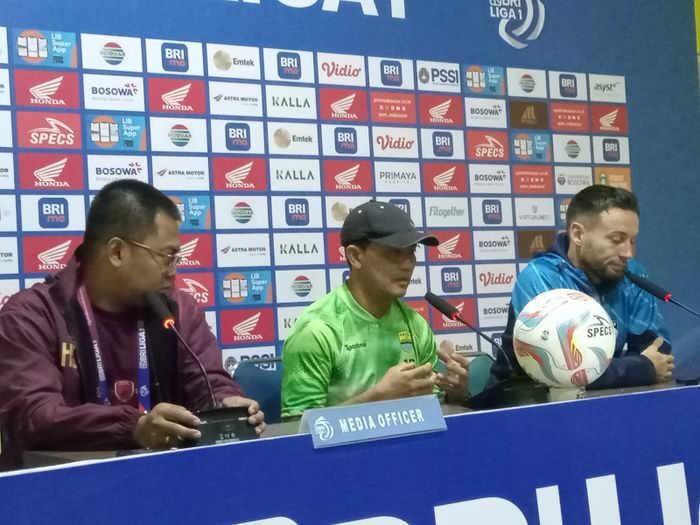 Caretaker Persib Bandung, Yaya Sunarya, saat memberikan keterangan kepada media jelang duel lawan PSM Makassar, Jumat (21/7/2023).