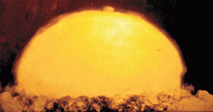 Ledakan nuklir pertama yang dilakukan oleh Angkatan Darat Amerika Serikat pada tanggal 16 Juli 1945 di gurun Jornada del Muerto, New Mexico. Uji coba ini dilakukan dengan nama sandi Trinity.