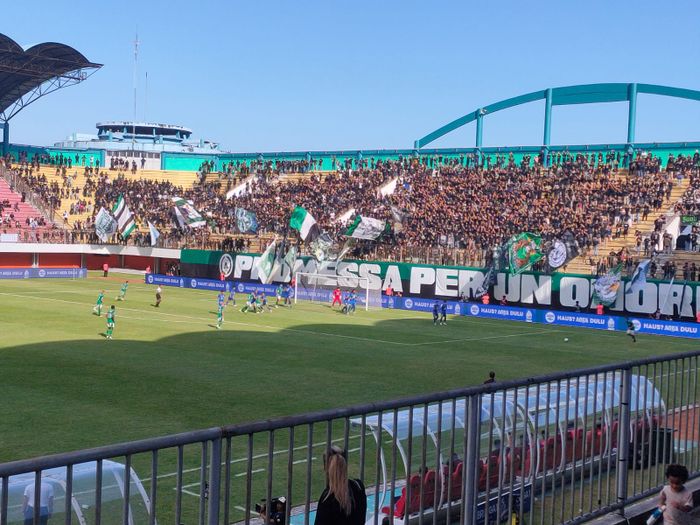 Suasana pertandingan PSS Sleman Vs PSIS Semarang di Stadion Maguwoharjo, Sleman, Jumat (21/7/2023).