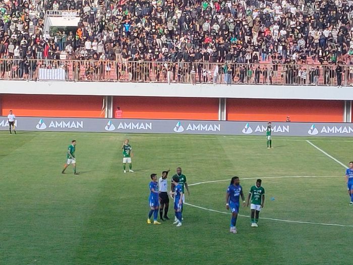 Momen pemain PSIS Semarang, Carlos Fortes dikartu merah saat laga lawan PSS Sleman di Stadion Maguwoharjo, Jumat (21/7/2023).