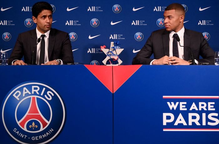 Presiden PSG, Nasser Al-Khelaifi (kiri) dan Kylian Mbappe berbicara dalam jumpa pers (23/5/2022). 