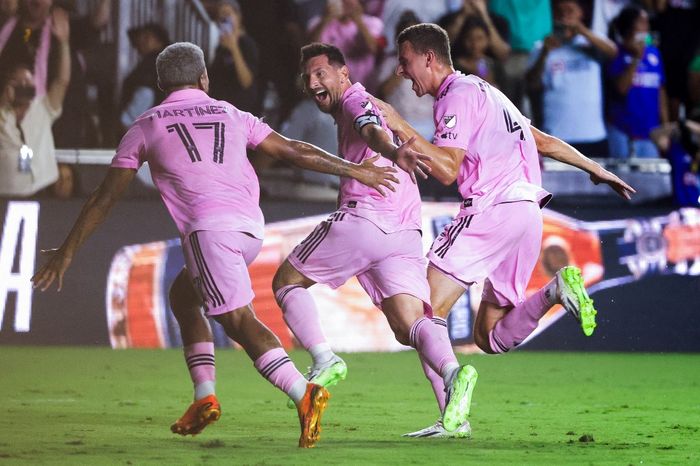 Lionel Messi (tengah) merayakan golnya untuk Inter Miami lewat tendangan bebas  ke gawang Cruz Azul pada ajang Leagues Cup di Stadion DRV PNK (21/7/2023).