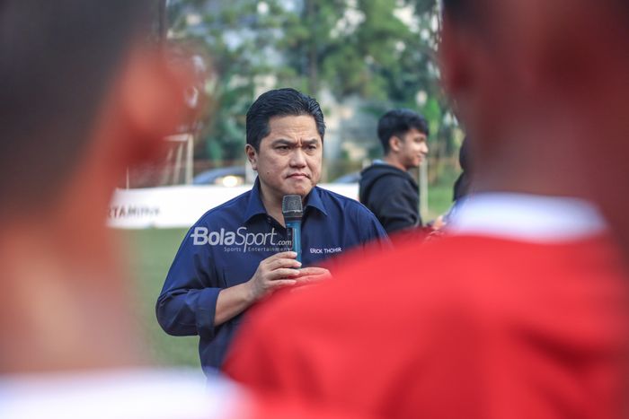 Ketua Umum PSSI, Erick Thohir, sedang memberikan semangat kepada para pemain saat seleksi timnas U-22 Indonesia di Lapangan Nirwana Park, Sawangan, Jawa Barat, Sabtu (22/7/2023).