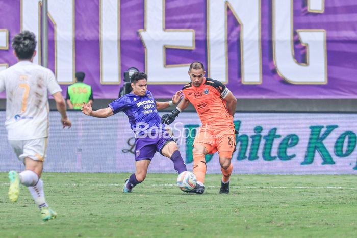 Andritany Ardhiyasa (kanan) sedang berebut bola dengan Ramiro Ezequiel Fergonzi (kiri) dalam laga pekan keempat Liga 1 2023 antara Persita versus Persija di Stadion Indomilk Arena, Tangerang, Banten, Sabtu (22/7/2023).