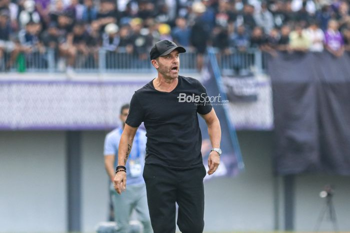 Pelatih Persija Jakarta, Thomas Doll, sedang memberikan intruksi kepada para pemainnya di Stadion Indomilk Arena, Tangerang, Banten, Sabtu (22/7/2023).