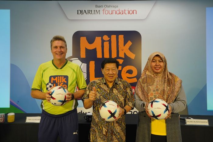 (kiri-kanan) Kepala Seksi Pendidikan Madrasah Ibtidaiyah Salma Munawwaroh, Program Director Bakti Olahraga Djarum Foundation Yoppy Rosimin, dan pelatih Timo Scheunemann saat konferensi pers MilkLife Coaching Clinic di Supersoccer Arena, Rendeng, Kudus, Jawa Tengah, 22 Juli 2023.