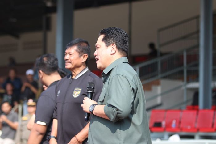 Ketua Umum PSSI, Erick Thohir, saat hadir seleksi untuk pemain Timnas U-17 Indonesia di Stadion Sriwedari, Solo, Minggu (23/7/2023)