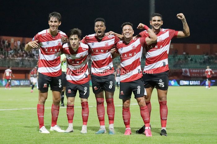 Lima pemain asing Madura United merayakan gol yang tercipta ke gawang Persis Solo pada pekan keempat Liga 1 2023/2024.