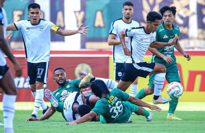 Suasana pertandingan Persebaya Surabaya vs RANS Nusantara FC pada laga pekan keempat Liga 1 2023/2024 di Stadion Gelora Bung Tomo, Surabaya, Minggu (23/7/2023).