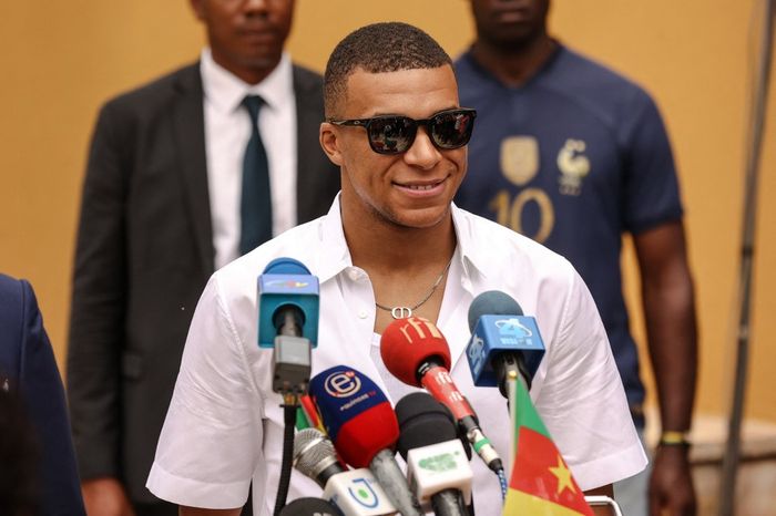 Kylian Mbappe dalam jumpa pers di Yaounde, Kamerun (7/7/2023). PSG siapkan Goncalo Ramos sebagai pengganti sang bomber.