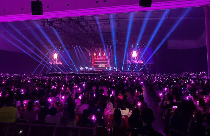 Opening konser Taeyeon The Odd of Love Jakarta yang diramaikan dengan lightstick pink dari SONE.
