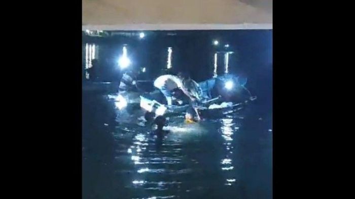 Sekitar 15 orang warga dilaporkan tewas tenggelam dan 19 orang hilang saat rakit yang ditumpangi tenggelam di teluk Kecamatan Mawasangka, Kabupaten Buton Tengah, Sulawesi Tenggara, Senin (24/7/2023) dinihari.