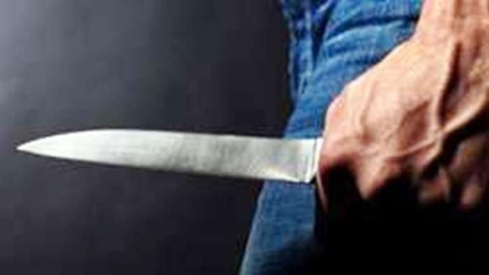 Seorang pria di Tanjung Priok, Jakarta Utara, ditemukan kondisi 2 pisau tertancap di perutnya. 