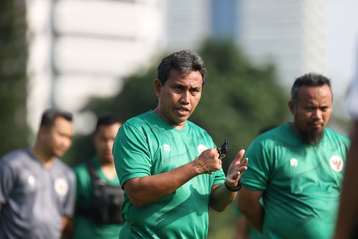 Bima sakti saat memimpin latihan timnas U-17 Indonesia.