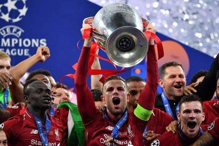 Jordan Henderson angkat trofi Liga Champions usai Liverpool kalahkan Tottenham pada final di Metropolitano, Madrid (1/6/2019). Henderson pamitan dari Liverpool dan akan perkuat klub Saudi, Al Ettifaq.