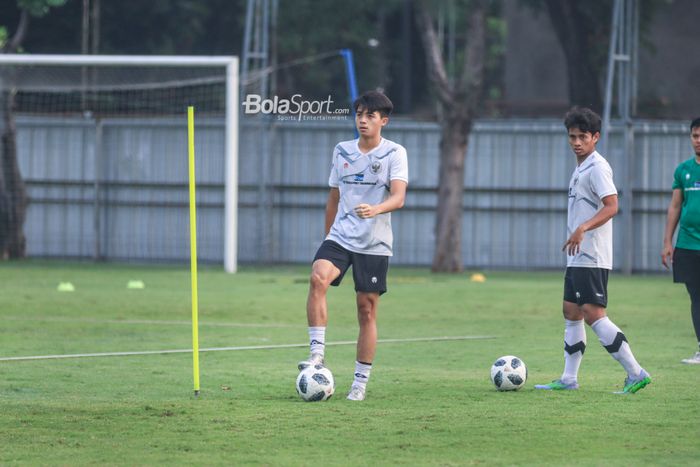 Ji Da-bin (tengah) sedang menguasai bola saat berlatih bersama timnas U-17 Indonesia di Lapangan A, Senayan, Jakarta, Kamis (27/7/2023).