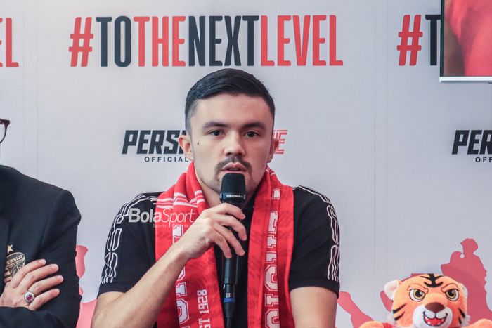 Pemain asing baru Persija Jakarta, Oliver Bias, sedang memberikan keterangan kepada awak media di Persija Store, Kuningan, Jakarta, Kamis (27/7/2023).