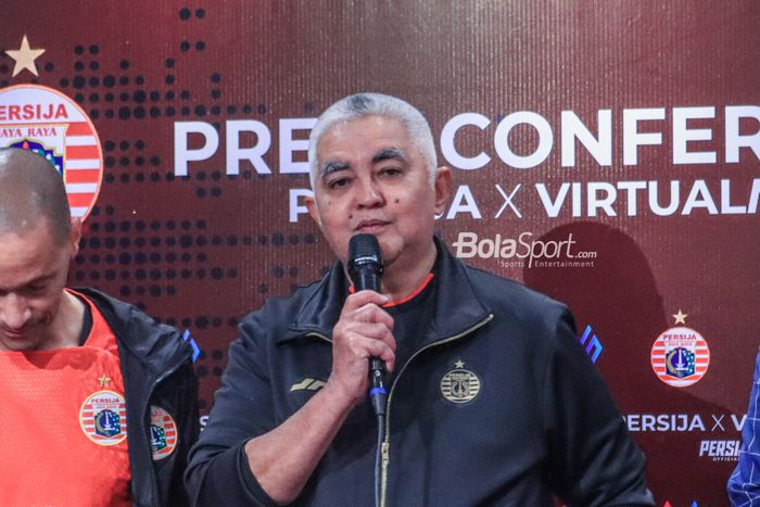 Direktur Utama Persija Jakarta, Ambono Janurianto, sedang memberikan keterangan kepada awak media di Persija Store, Kuningan, Jakarta, Kamis (27/7/2023).
