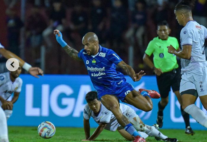 Pemain Persib Bandung, David da Silva saat melakukan serangan ke gawang Persik Kediri dalam laga pekan kelima Liga 1 2023/2024 di Stadion Brawijaya, Kediri, Jumat (28/7/2023).