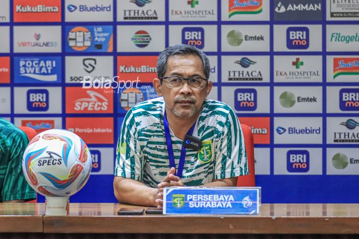 Pelatih Persebaya Surabaya, Aji Santoso, saat hadir dalam sesi jumpa pers di Media Center Stadion Utama Gelora Bung Karno, Senayan, Jakarta, Sabtu (29/7/2023).