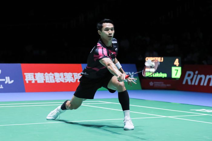 Tunggal putra Indonesia, Jonatan Christie, saat tampil pada semifinal Japan Open 2023 di Yoyogi Gymnasium, Tokyo, Jepang, 29 Juli 2023.