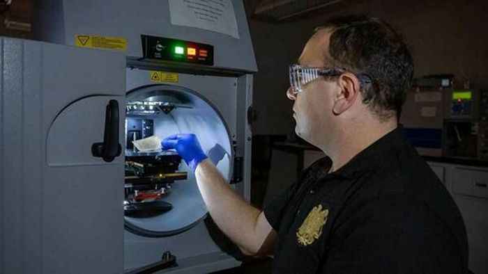 Khachatur Manukyan dan timnya menggunakan instrumen spektroskopi dan pencitraan mutakhir untuk melihat lebih dekat tinta, kertas, dan serat yang membuat uang kertas Benjamin Franklin unik dan sulit ditiru.