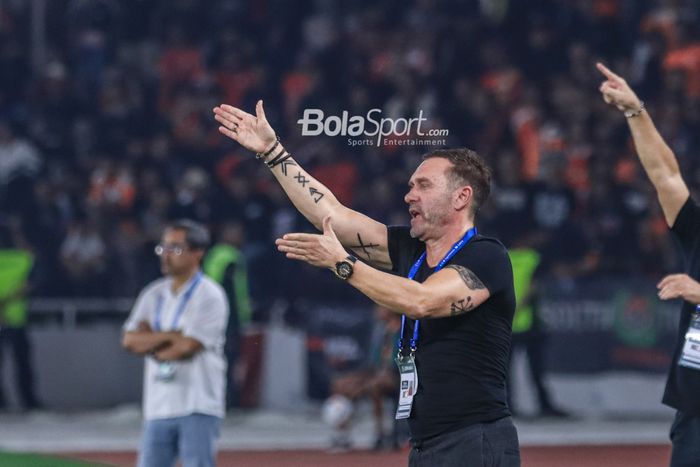 Pelatih Persija Jakarta, Thomas Doll, sedang memberikan intruksi kepada para pemainnya saat berlaga di Stadion Utama Gelora Bung Karno, Senayan, Jakarta, Minggu (30/7/2023).